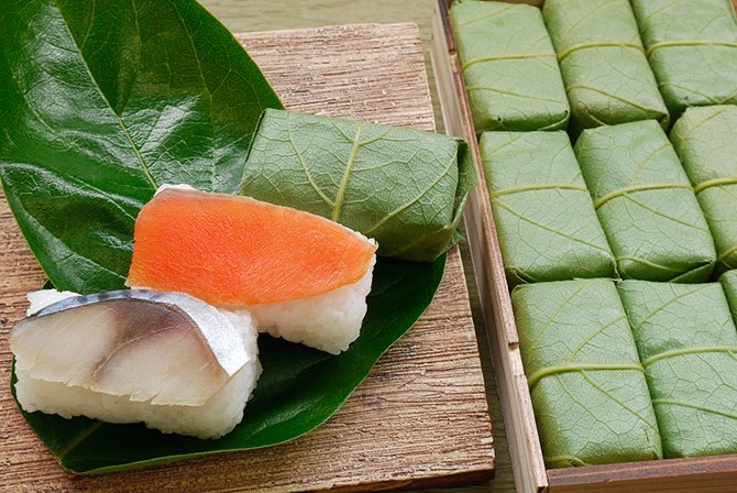 Lá hồng còn được dùng để cuộn sushi / Photo: https://www.jalan.net