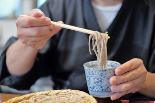Húp xì xụp là cách tốt nhất để thưởng thức mì Soba / Photo: https://nanotown01.com