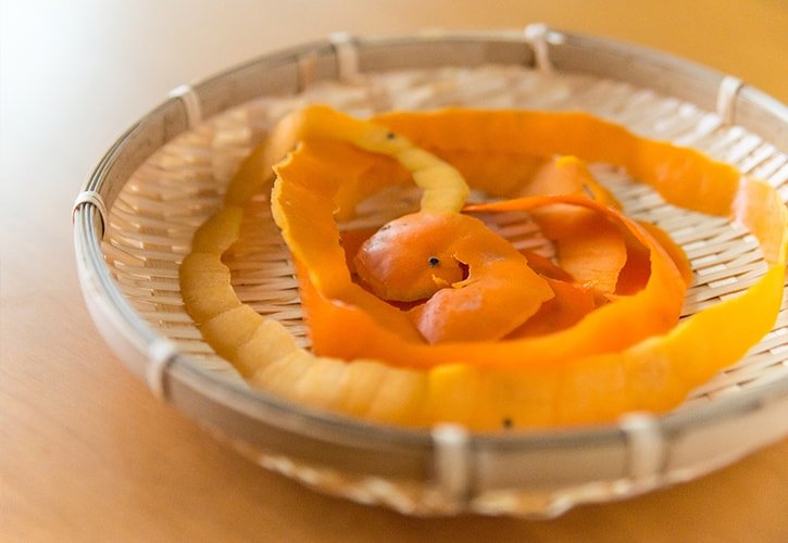 Vỏ quả hồng cũng có thể được tận dụng / Photo: https://rassic.jp