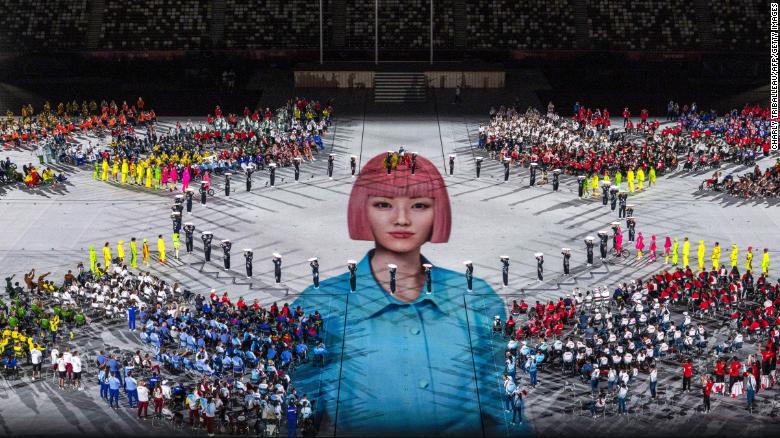 Các nghệ sĩ biểu diễn trong lễ bế mạc/ Photo: cnn.com