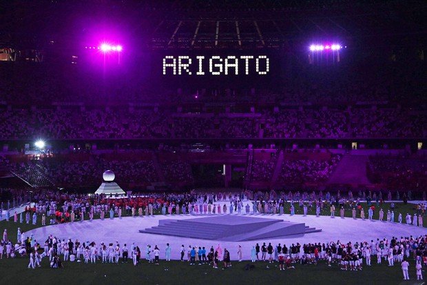 Dòng chữ khổng lồ “Arigato" (Cảm ơn) được thắp sáng / Photo: Mainichi Shimbun