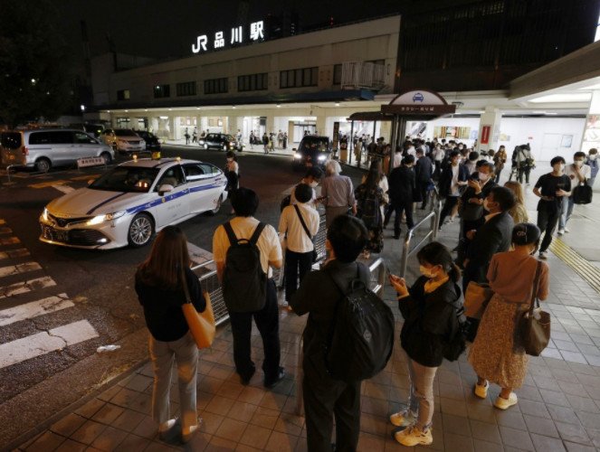 Nhiều người xếp hàng dài trước nhà ga Shinagawa, Tokyo vào rạng sáng ngày 8 tháng 10để chờ taxi về nhà vì dịch vụ tàu điện bị gián đoạn/ Photo: Kyodo News
