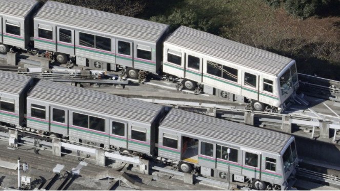Đoàn tàu Nippori Toneri Liner bị trật bánh ở Adachi-ku, Tokyo/ Photo: Kyodo News
