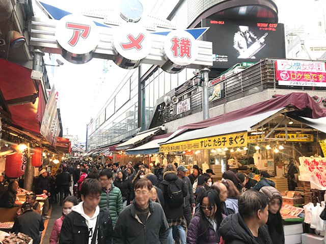 Ameya Yokocho (アメヤ 横丁)  là một khu chợ ngoài trời gần ga Ueno/ Photo: https://uenogasuki.tokyo