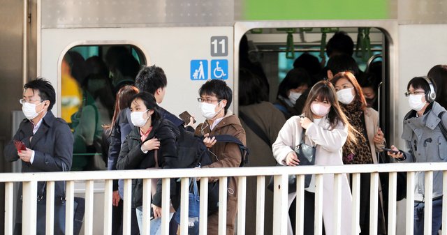 Những chuyến tàu đông nghịt người tạo điều kiện cho tội phạm gia tăng/ Photo: asahi.com