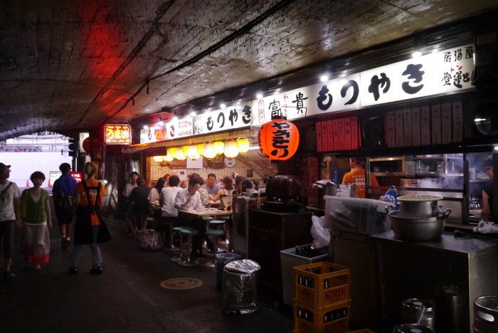 Ngõ Izakaya nằm dưới đường tàu về phía Shimbashi / Photo：https://icotto.jp
