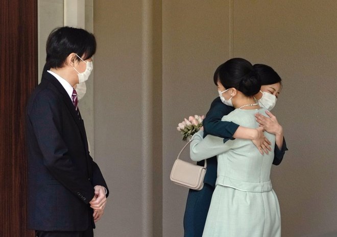Công chúa ôm từ biệt em gái / Photo: Kyodo News