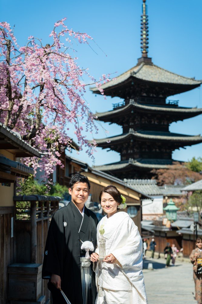 Tháp Yasaka mùa xuân là địa điểm lý tưởng cho những bức ảnh cưới/ Photo: https://photowedding.lst.jp