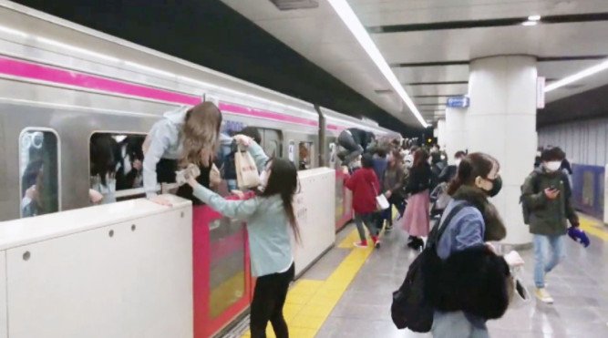 Hành khách tháo chạy qua cửa thoát hiểm / Photo: Kyodo News