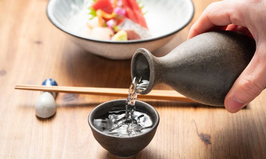 Rượu sake hay “nihonshu” là một thức uống đặc trưng của Nhật Bản/ Photo: https://toyokeizai.net