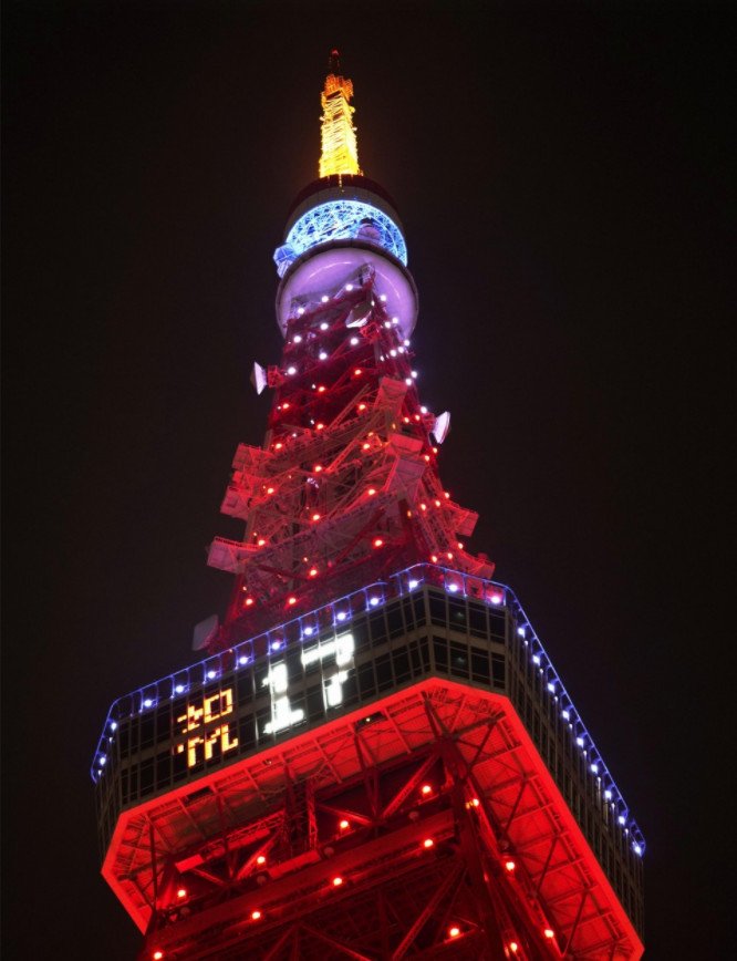 Tháp Tokyo được thắp sáng theo màu áo và số áo của Ohtani để chúc mừng anh/ Photo: Kyodo