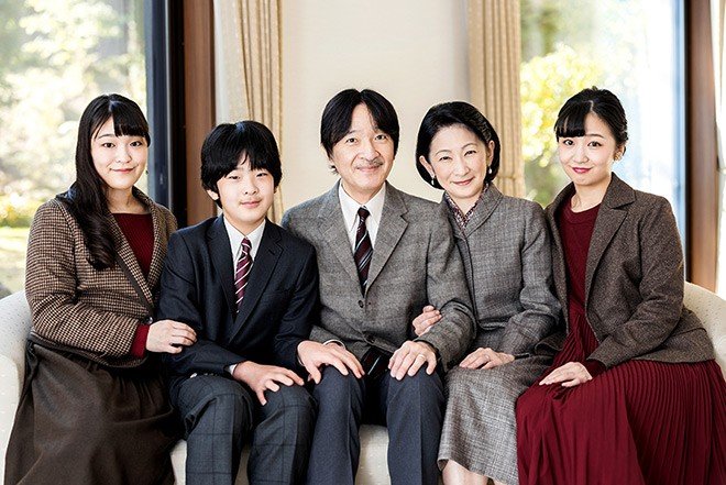 Thái tử Fumihito cùng vợ - Thái tử phi Kiko - và ba con gồm: Mako, Công chúa Kako và Hoàng tử Hisahito./ Photo: asahi.com