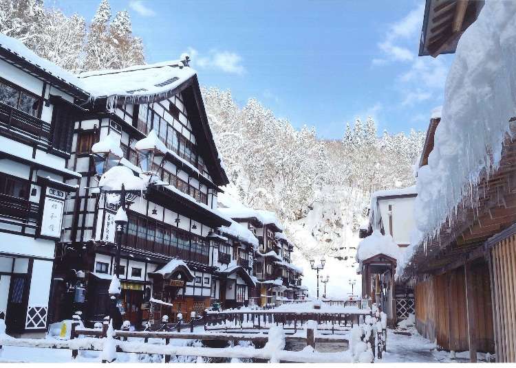 Tuyết phủ dày đặc cả ngày lẫn đêm ở Ginzan Onsen / Photo: https://livejapan.com
