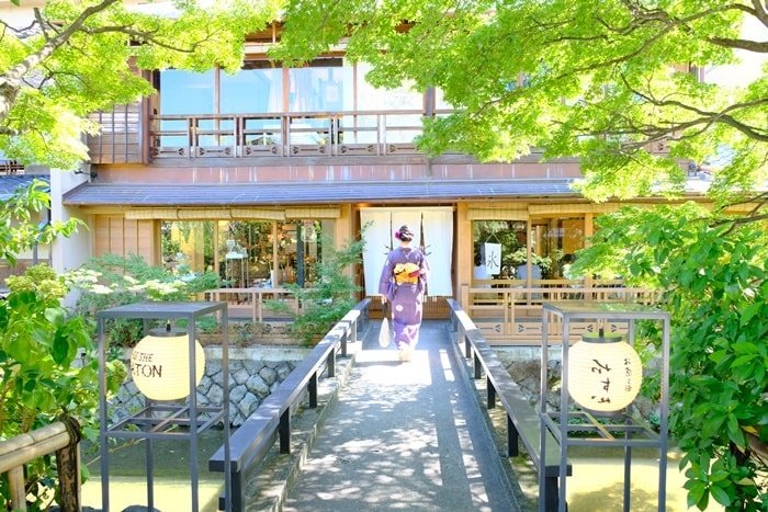 Bạn sẽ có thể gặp một số Maiko và Geisha trong những bộ kimono xinh đẹp/ Photo: https://kawaii-kyoto.net