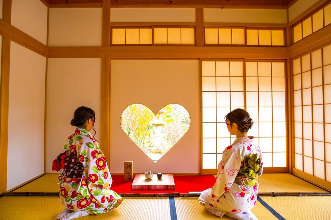 Cửa sổ hình trái tim của Shojuin được nhiều khách tham quan yêu thích / Photo: https://snaplace.jp