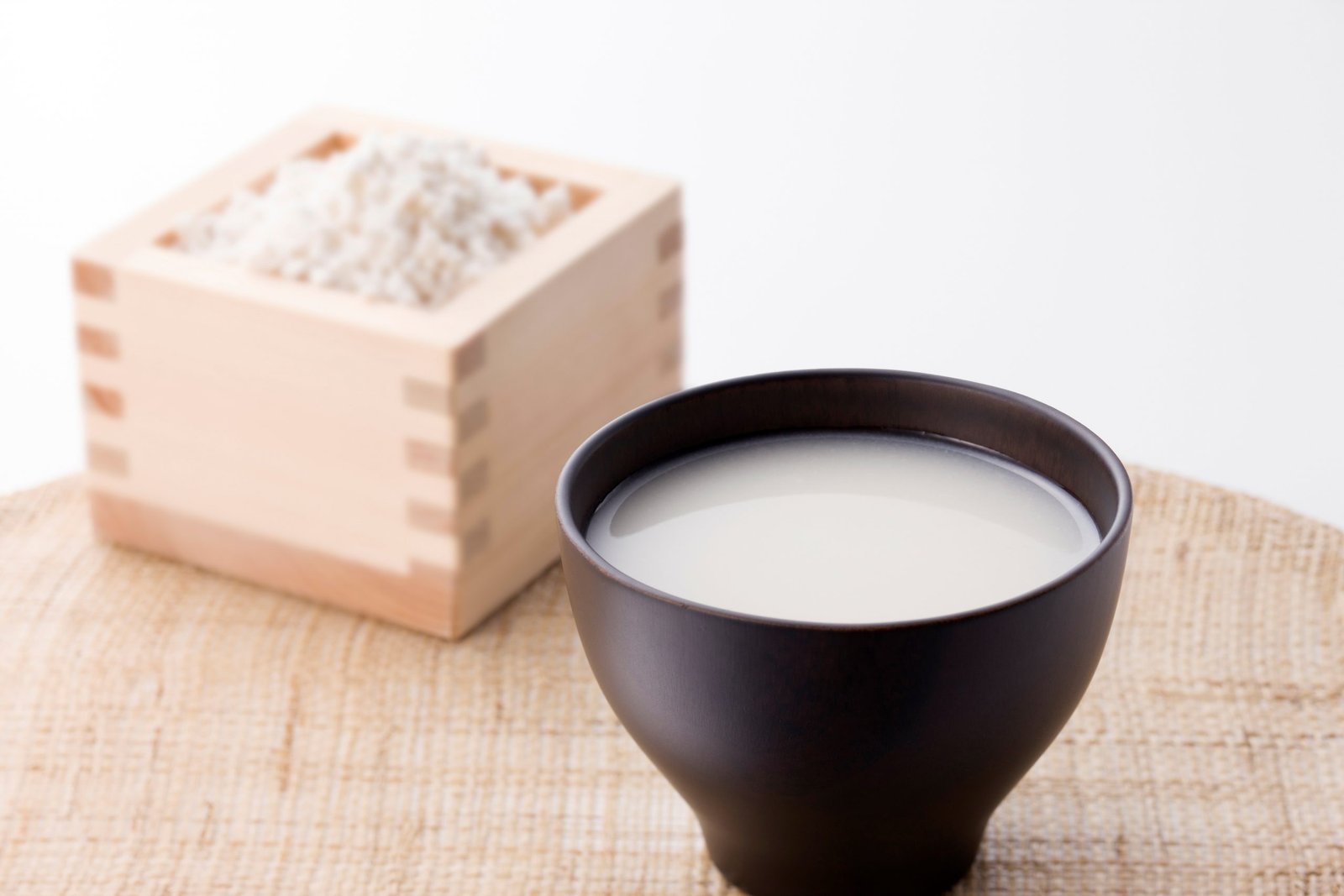 Amazake là một biến thể ít cồn của rượu sake/ Photo: https://delishkitchen.tv