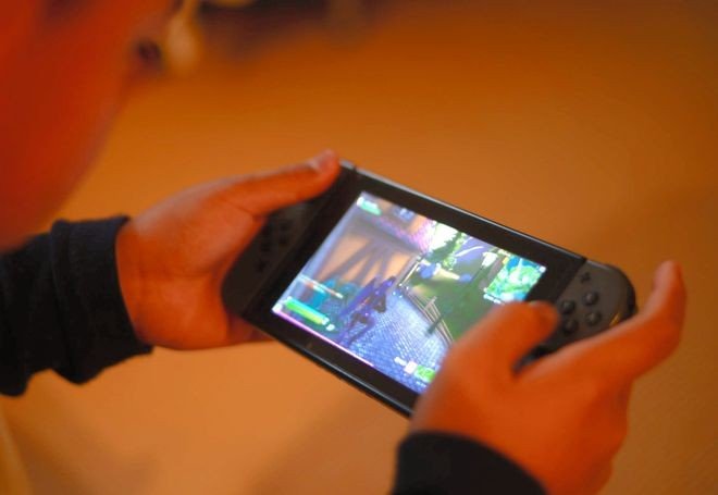 Gần 10% học sinh trung học cơ sở và tiểu học của thành phố Yokohama có xu hướng nghiện chơi game và internet / Photo: asahi.com
