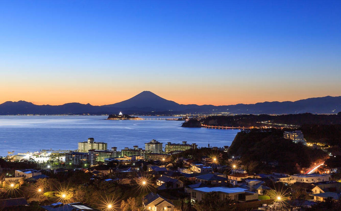 Enoshima lung linh về đêm/ Photo: https://haveagood.holiday