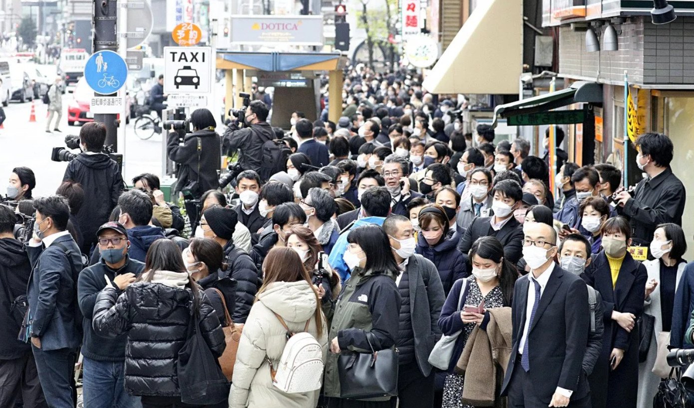 Người dân gần hiện trường vụ cháy hoảng loạn/ Photo: https://www.yomiuri.co.jp/