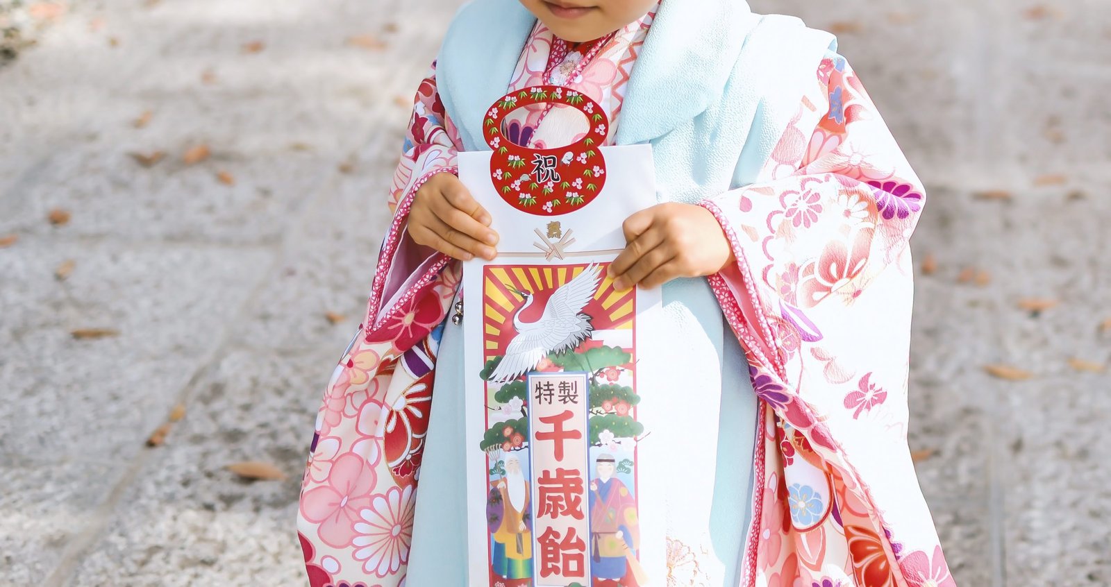 Khi đến viếng thăm các ngôi đền phụ huynh sẽ mua cho các em kẹo chitose ame/ Photo: pakutaso.com