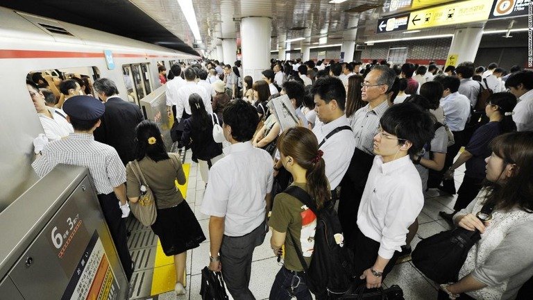 Nhiều người Nhật phải làm việc 8-10 giờ/ngày trong môi trường căng thẳng /Photo: https://www.cnn.co.jp